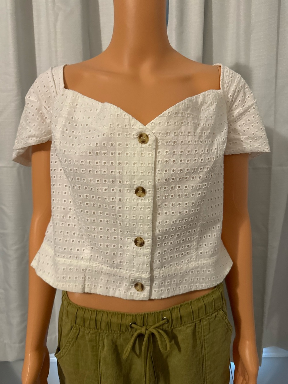 Cute Gianni Bini size XL while eyelet short sleeve button up cropped top new